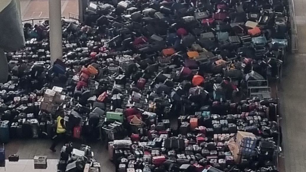 Zmatky a hromady zavazadel na londýnském letišti. Cestující zažili krušné chvíle